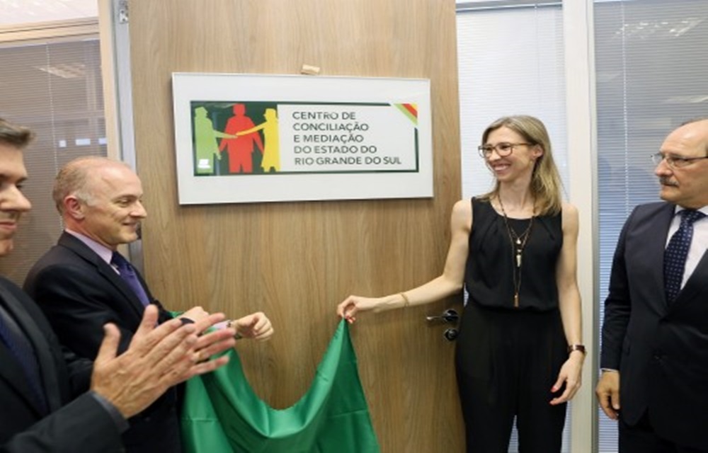 Ir para  <p>O Rio Grande do Sul &eacute; o primeiro estado a instalar formalmente um espa&ccedil;o adequado para resolver controv&eacute;rsias e conflitos administrativos e judiciais com di&aacute;logo e...